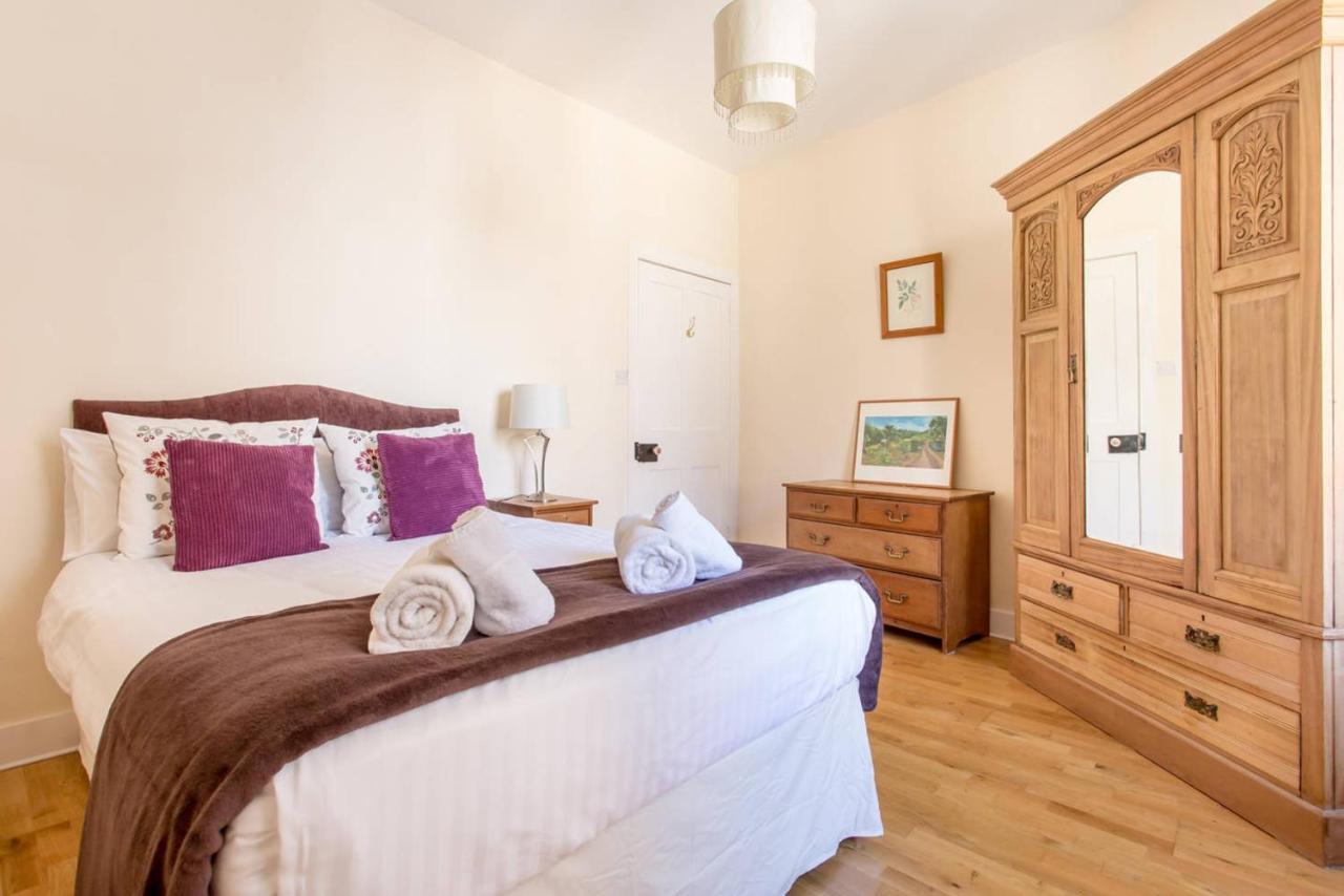 Altido Retro Castle Retreat 2Bed Apartment Edinburgh Room photo