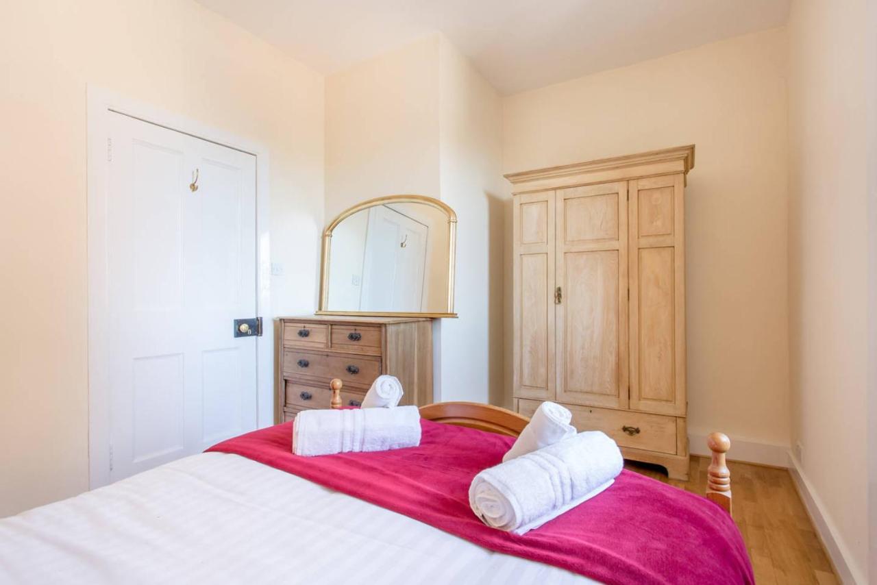 Altido Retro Castle Retreat 2Bed Apartment Edinburgh Exterior photo