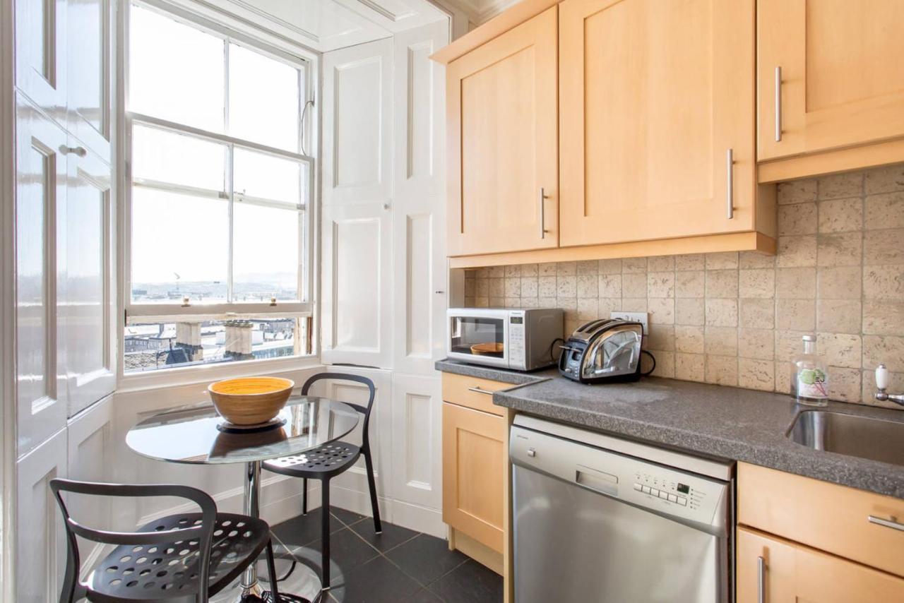 Altido Retro Castle Retreat 2Bed Apartment Edinburgh Room photo