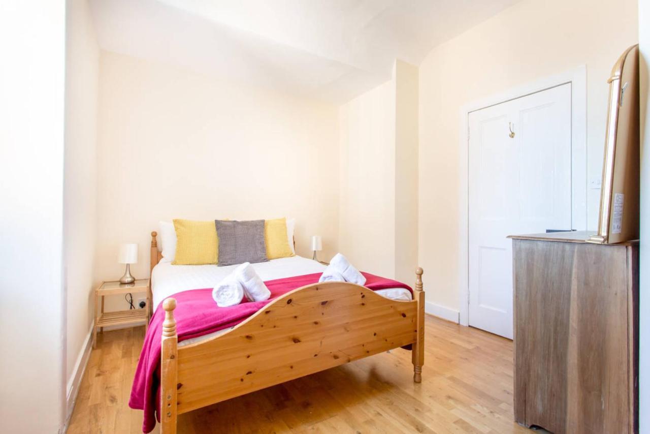 Altido Retro Castle Retreat 2Bed Apartment Edinburgh Room photo