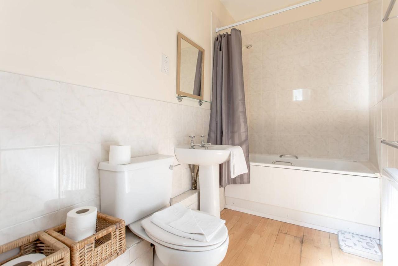 Altido Retro Castle Retreat 2Bed Apartment Edinburgh Exterior photo