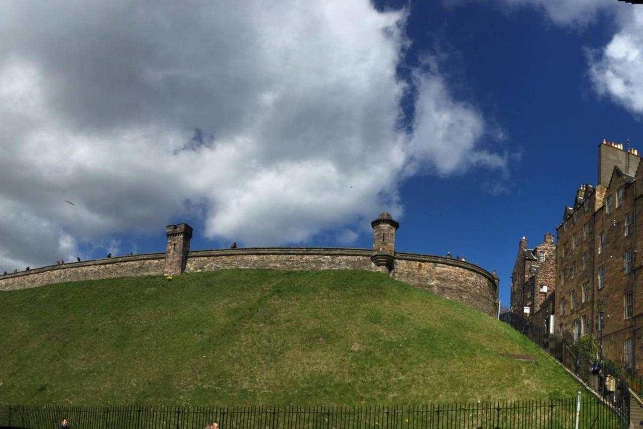 Altido Retro Castle Retreat 2Bed Apartment Edinburgh Room photo