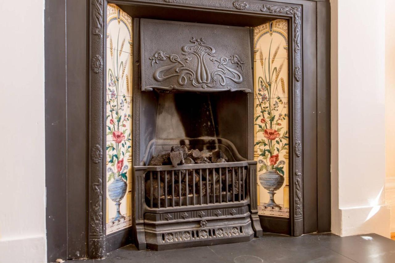 Altido Retro Castle Retreat 2Bed Apartment Edinburgh Exterior photo
